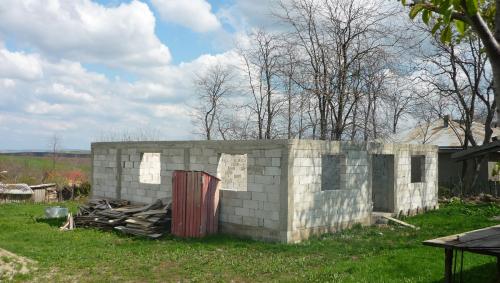 Casa parohială în construcție