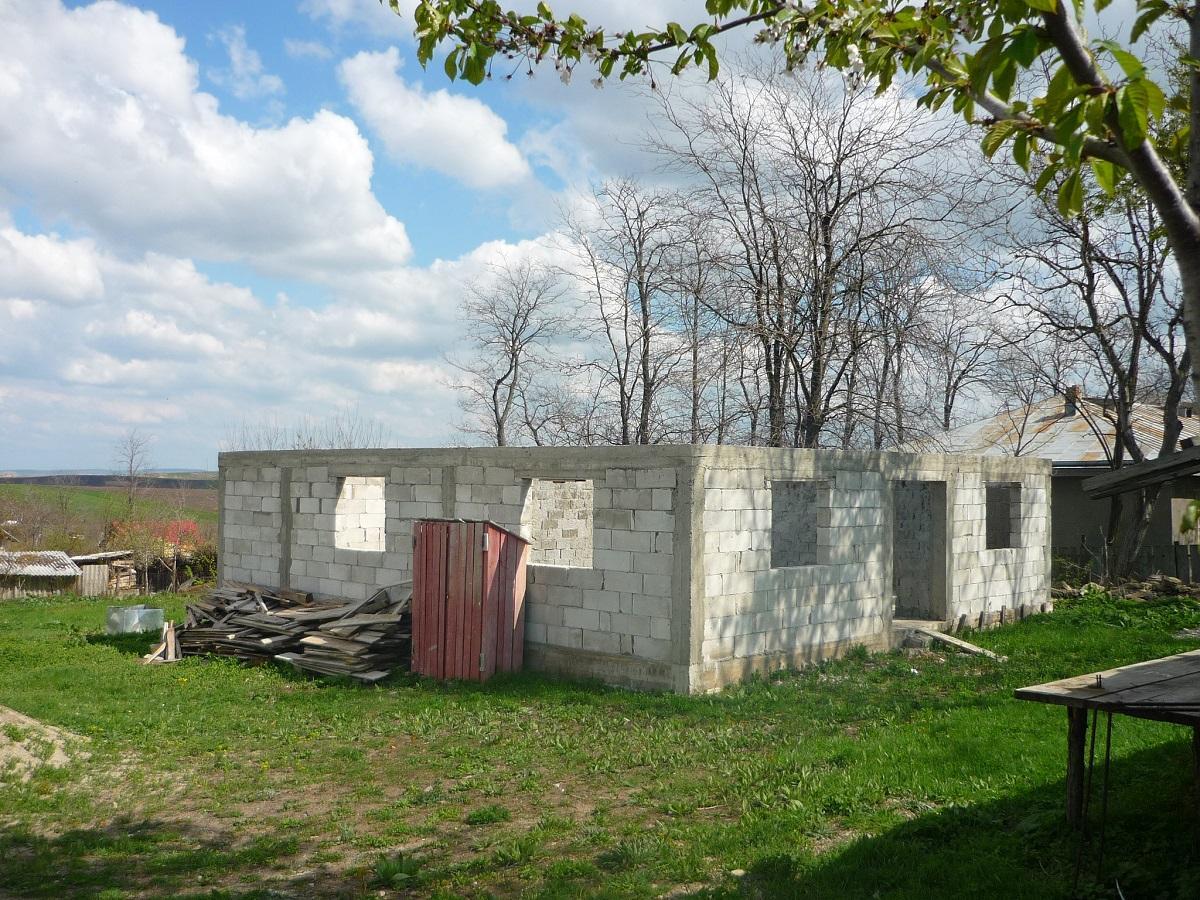 Casa parohială în construcție